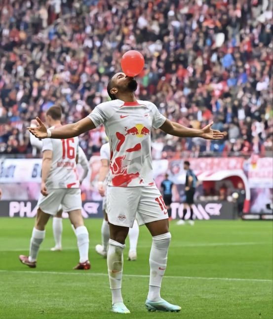 包含切尔西发布备战花絮，今夜远射贴柱，德国杯任务艰巨，训练强度明显提升的词条